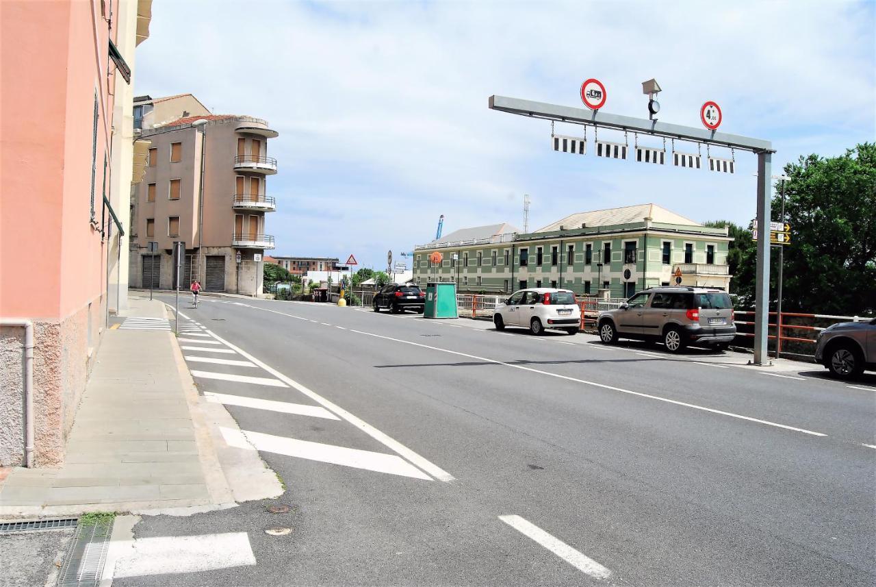 Costa Del Molo - Casa E Lavoro Apartment Vado Ligure Bagian luar foto
