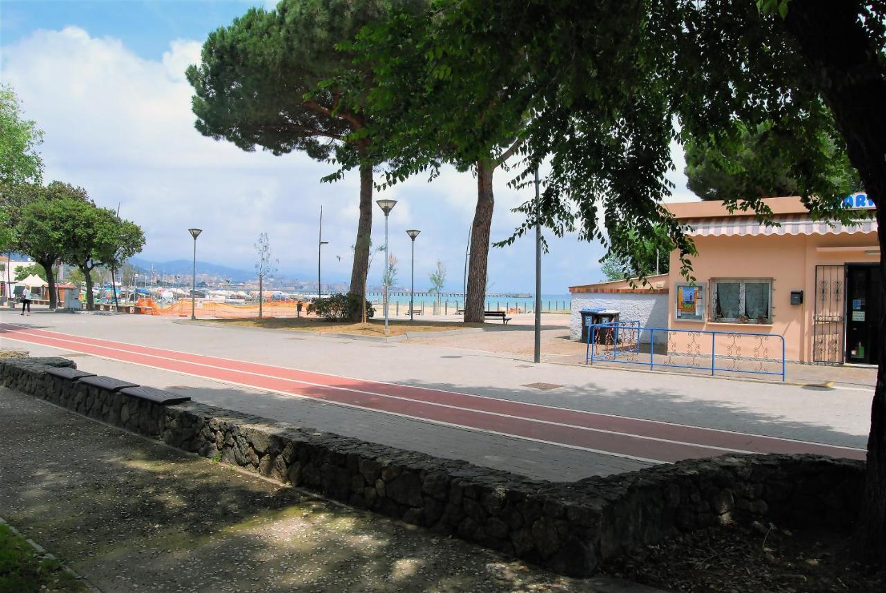 Costa Del Molo - Casa E Lavoro Apartment Vado Ligure Bagian luar foto